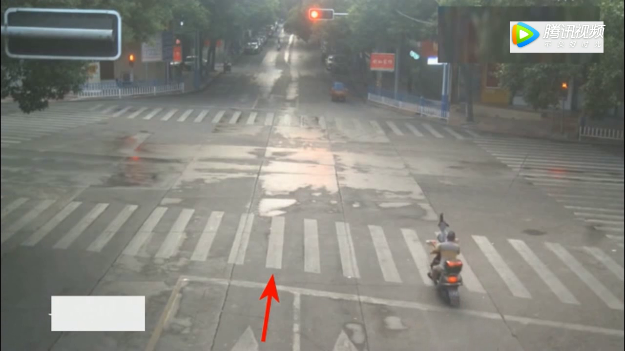 电动车闯红灯还不减速，结局太完美了