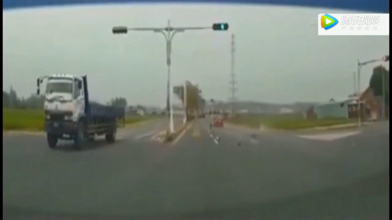 电动车闯红灯，被撞上了天，这辆车太冤了