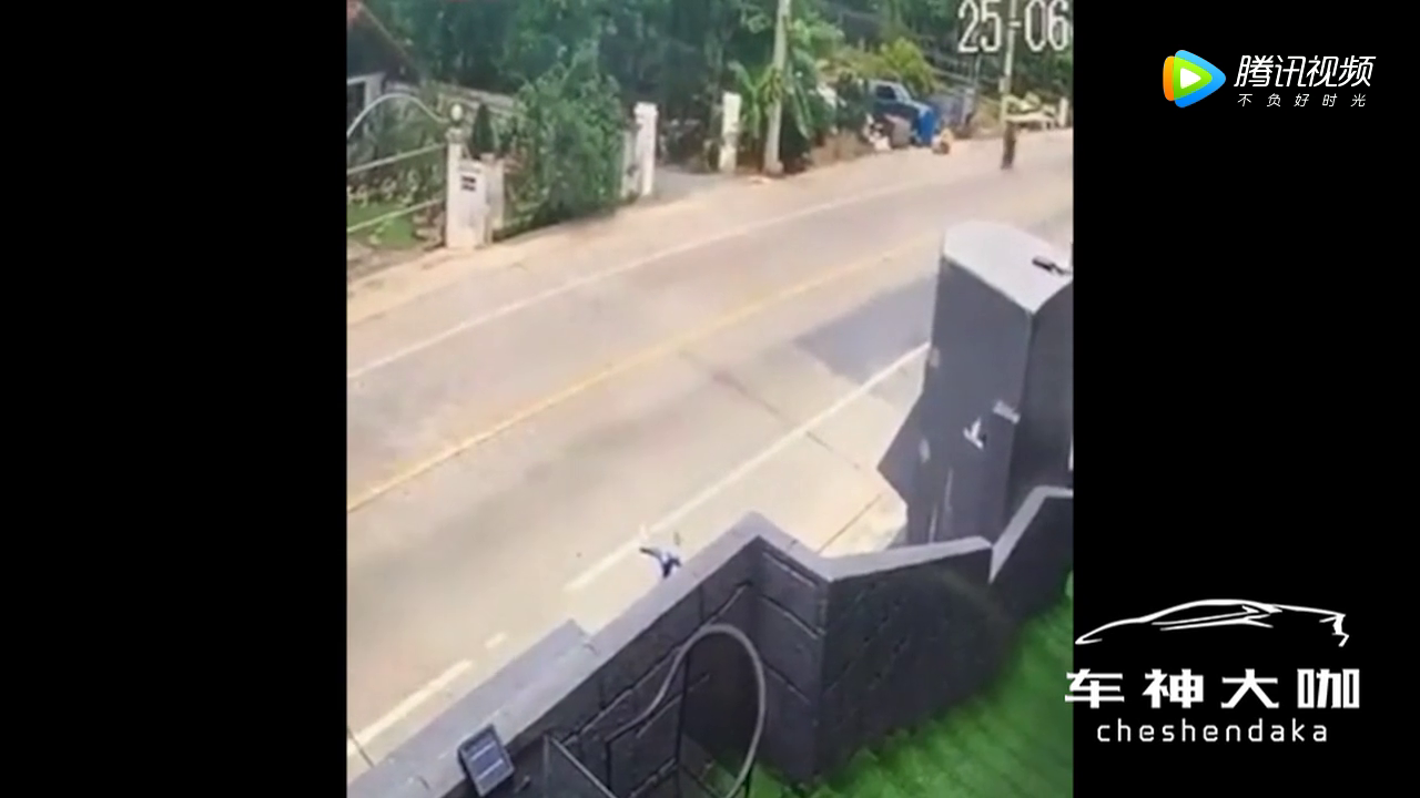 公交逆行，倒霉电动车被“夹心”，现场惨不忍睹