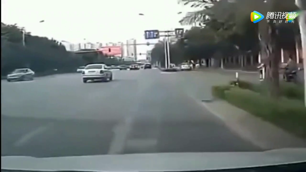 妹子骑电动车突然摔倒一动不动，姿势太尴尬，后悔当时没下车救她