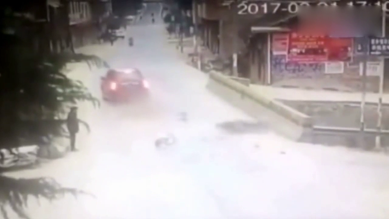 随意横穿的电动车被撞飞，大爷目睹整个过程却很淡定！