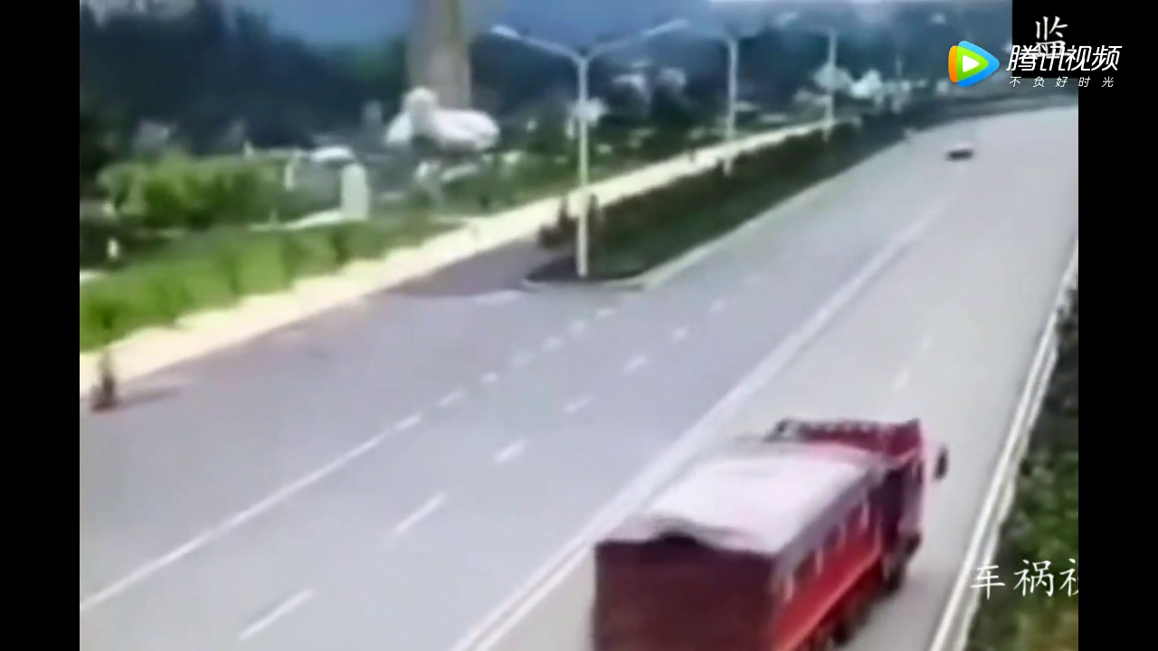 监控拍下女子骑电动车横穿马路，身后大货车为救她自己命都不要了