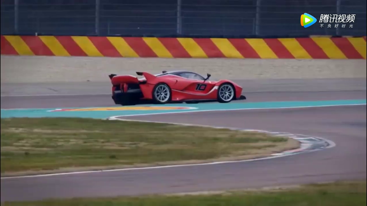 F1世界冠军打方向盘有多么快，这辆法拉利跑车告诉你