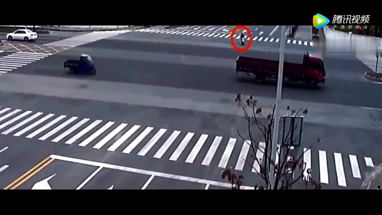 电动车非要赌一下，闯红灯被撞飞5米远当场死亡，全家人悲痛欲绝