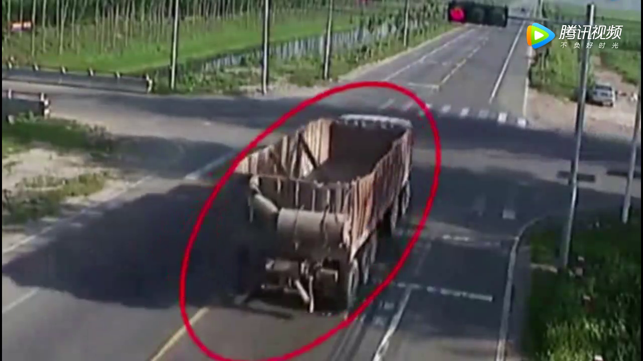 电动车撞上闯红灯的大货车，结局太惨