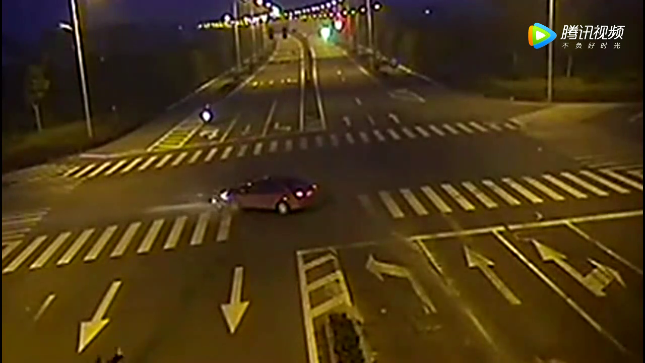 电动车车祸瞬间，监控拍下全过程