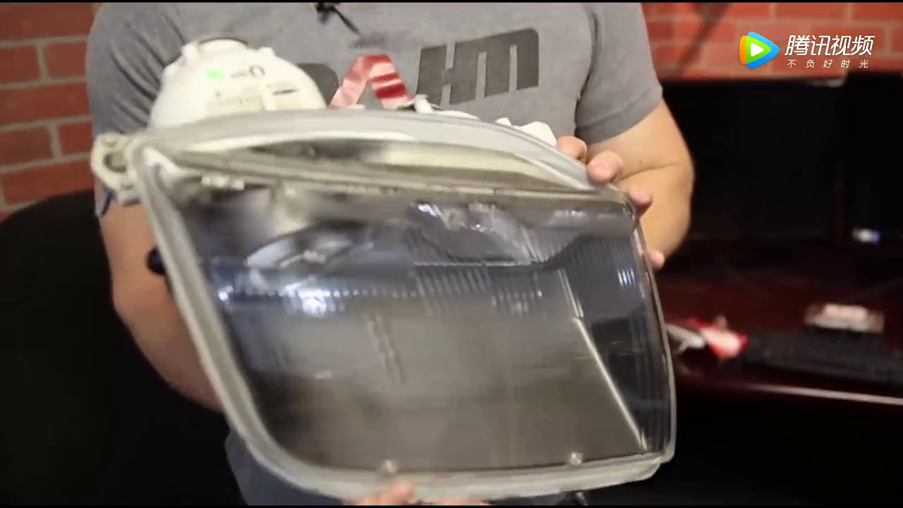 超级跑车的车灯有多大，拆下来以后感受下！