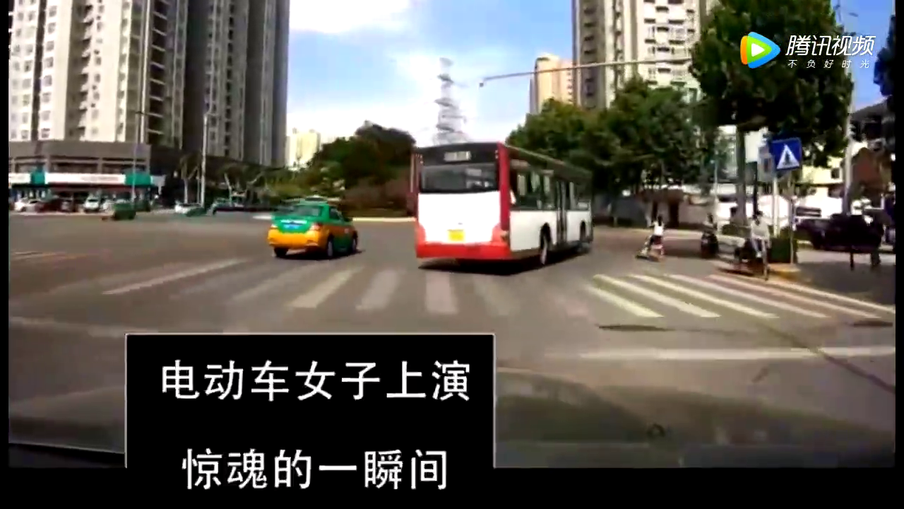行车记录：电动车女子闯红灯，拼了命的刹车也救不了自己