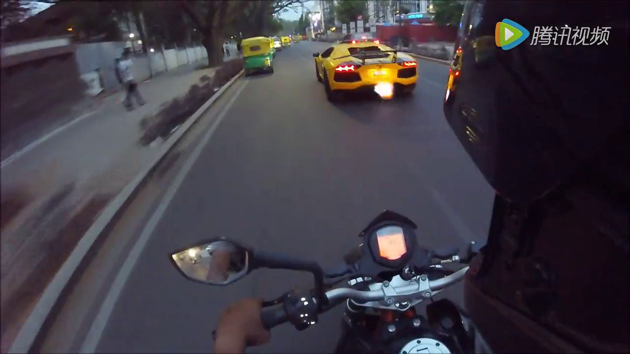 穷追不舍 当机车党看见超级跑车大牛上路
