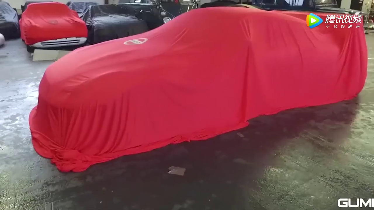 女车主拉开遮车布的那一刻，才知道什么叫超级跑车，果然霸气！