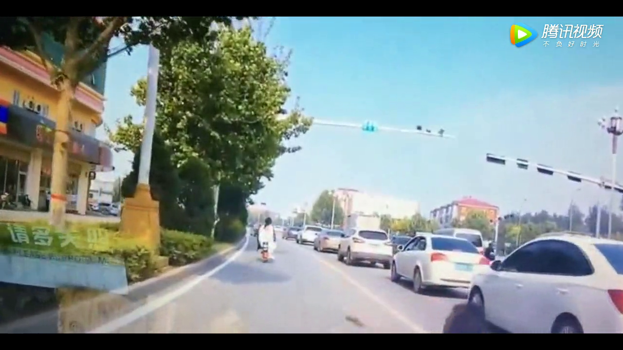 轿车车主：这位电动车你是想别车吗