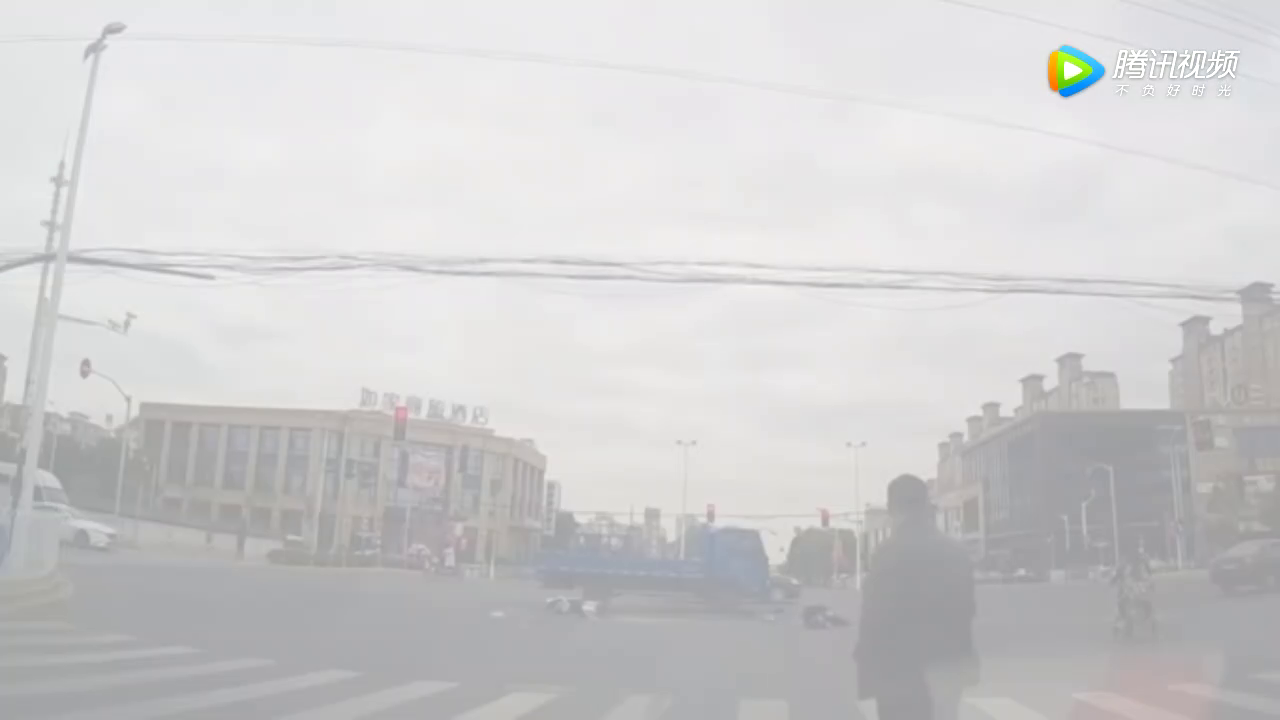 800元电动车撞到160万奔驰 交警判定电动车老人全责！网友炸了！