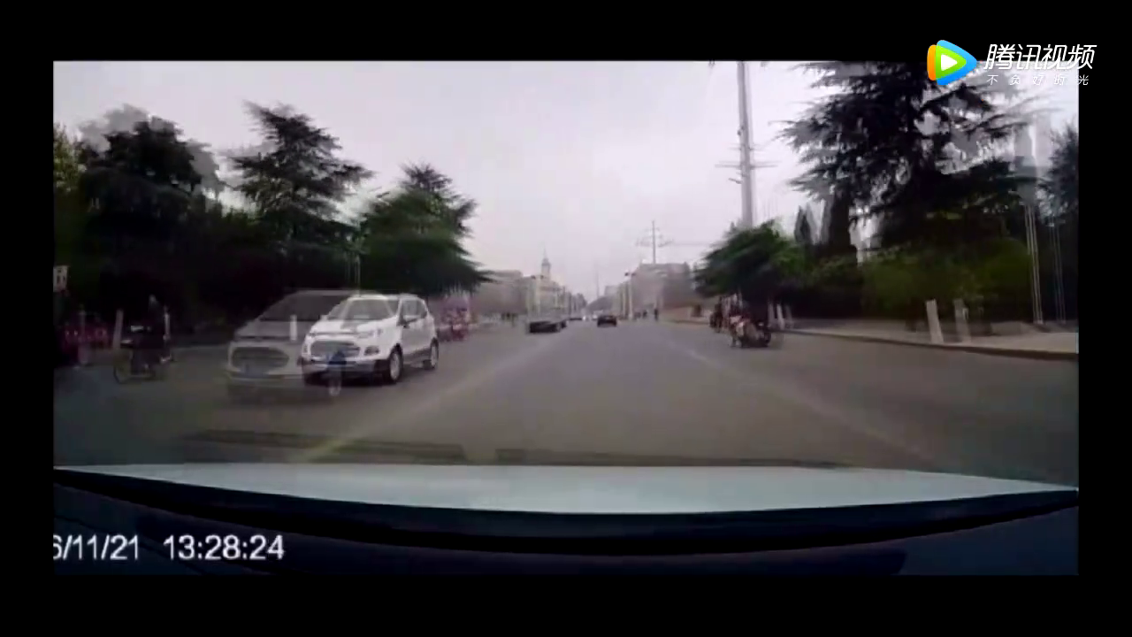 两电动车激烈相撞倒地后，幸亏我有安全距离