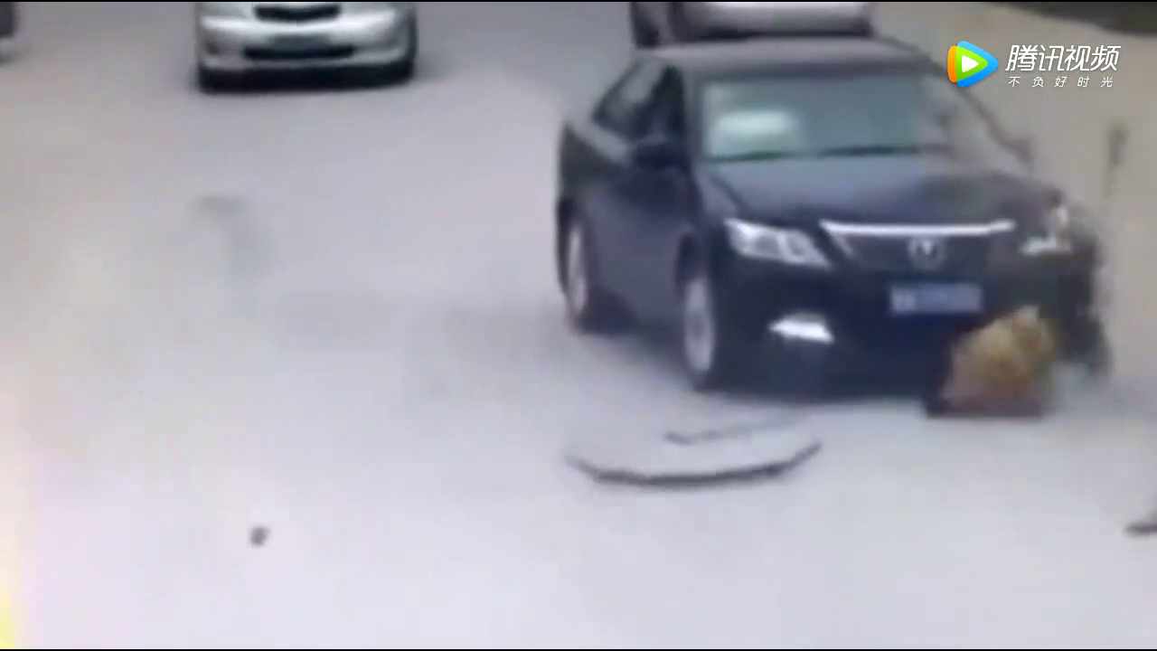 电动车女司机车流中逆行，佩服你的勇气，但下一幕没人同情