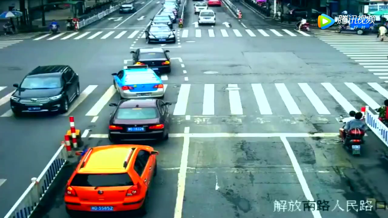 红灯还剩3秒时电动车闯了出去，她怎么也想不到这是生命最后3秒