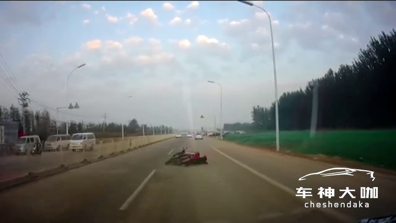 行车记录仪拍下的一幕：电动车突然失控，车主摔倒在地