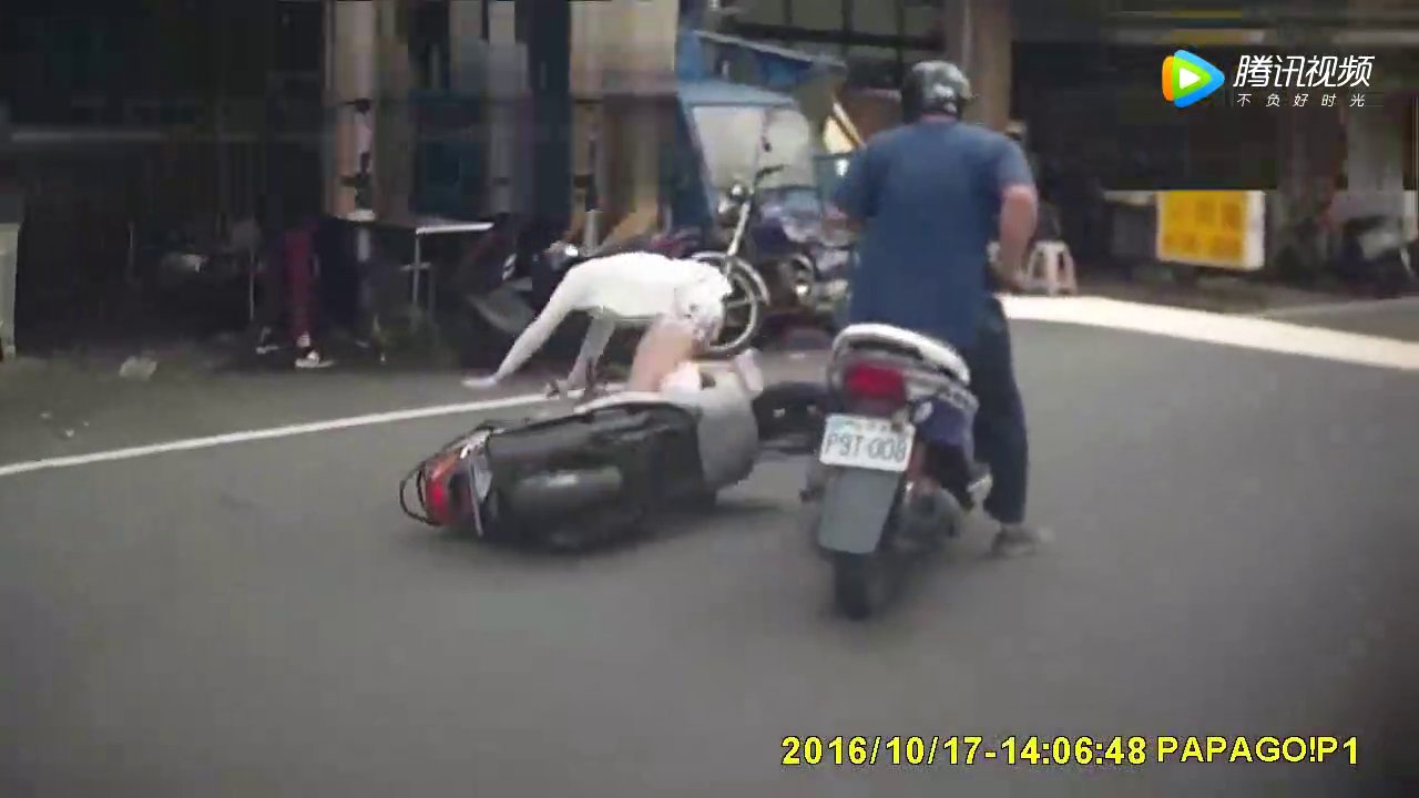 电动车不看路，记录仪拍下女生被撞倒后的尴尬10秒