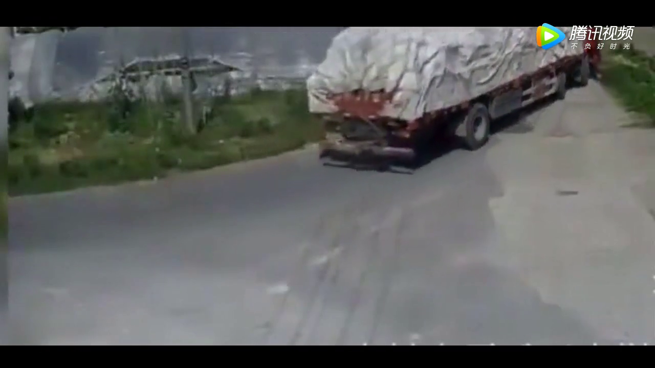 电动车夫妻俩生前最后8秒钟，本来可以避免的