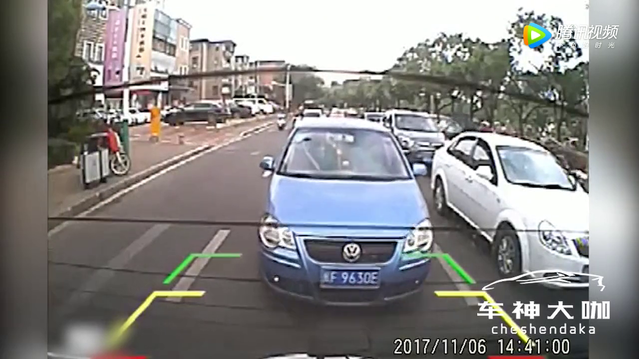 白车突然变道刹车不及，吓坏前方带孩子的电动车