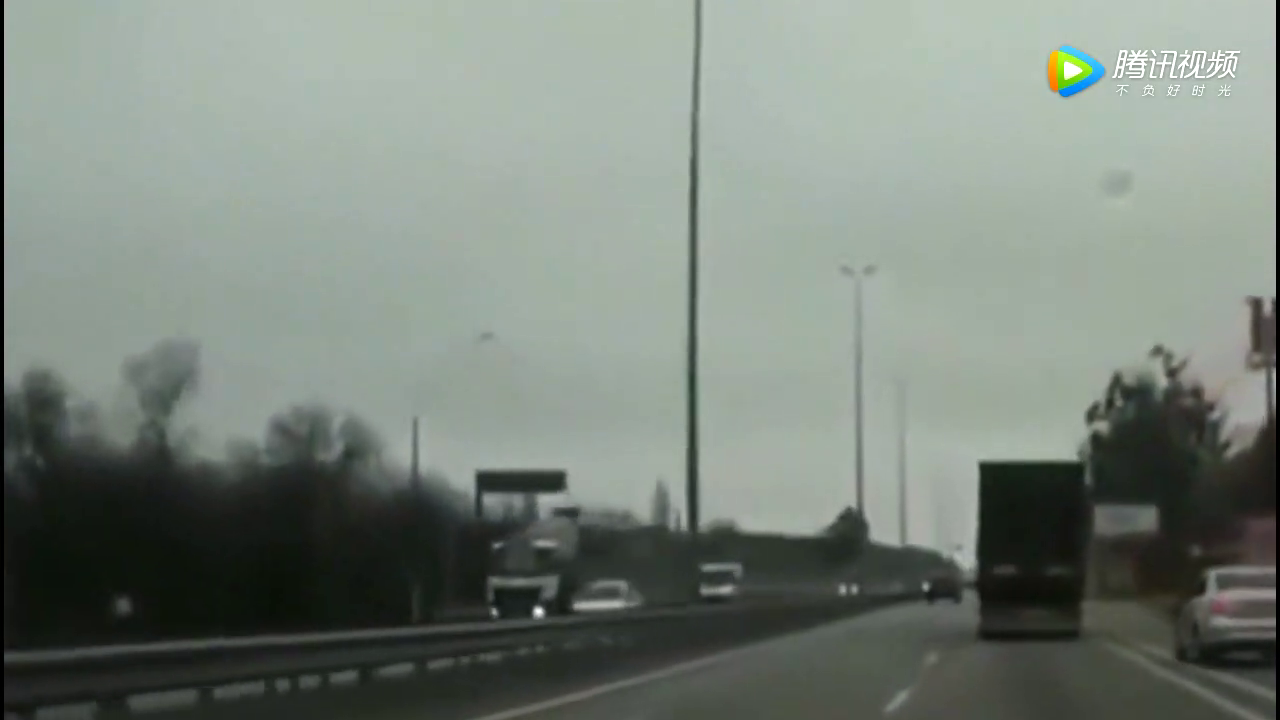 电动车司机闯红灯，连续躲过两辆车。却没躲过第三辆车