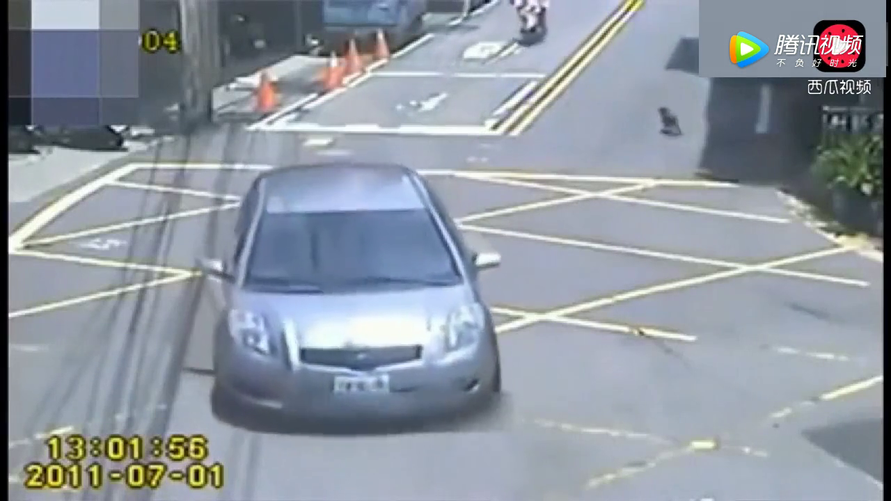 电动车女司机光顾着看手机却不看路，下一秒想刹车都来及