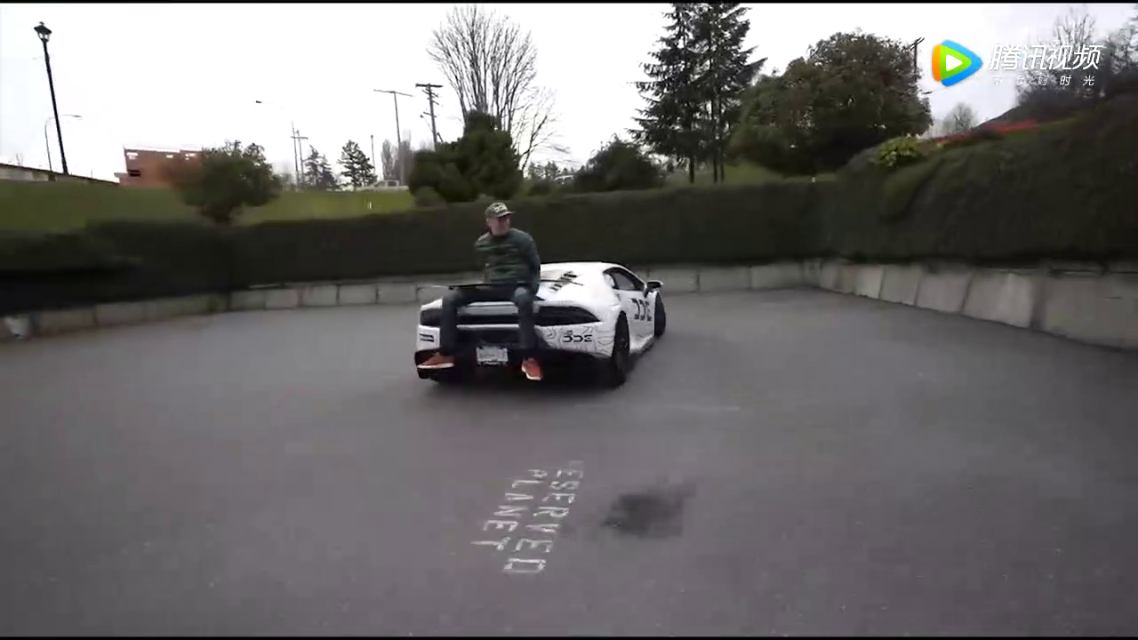 超级跑车的起步速度有多快，小伙坐在发动机上顿时傻眼了！