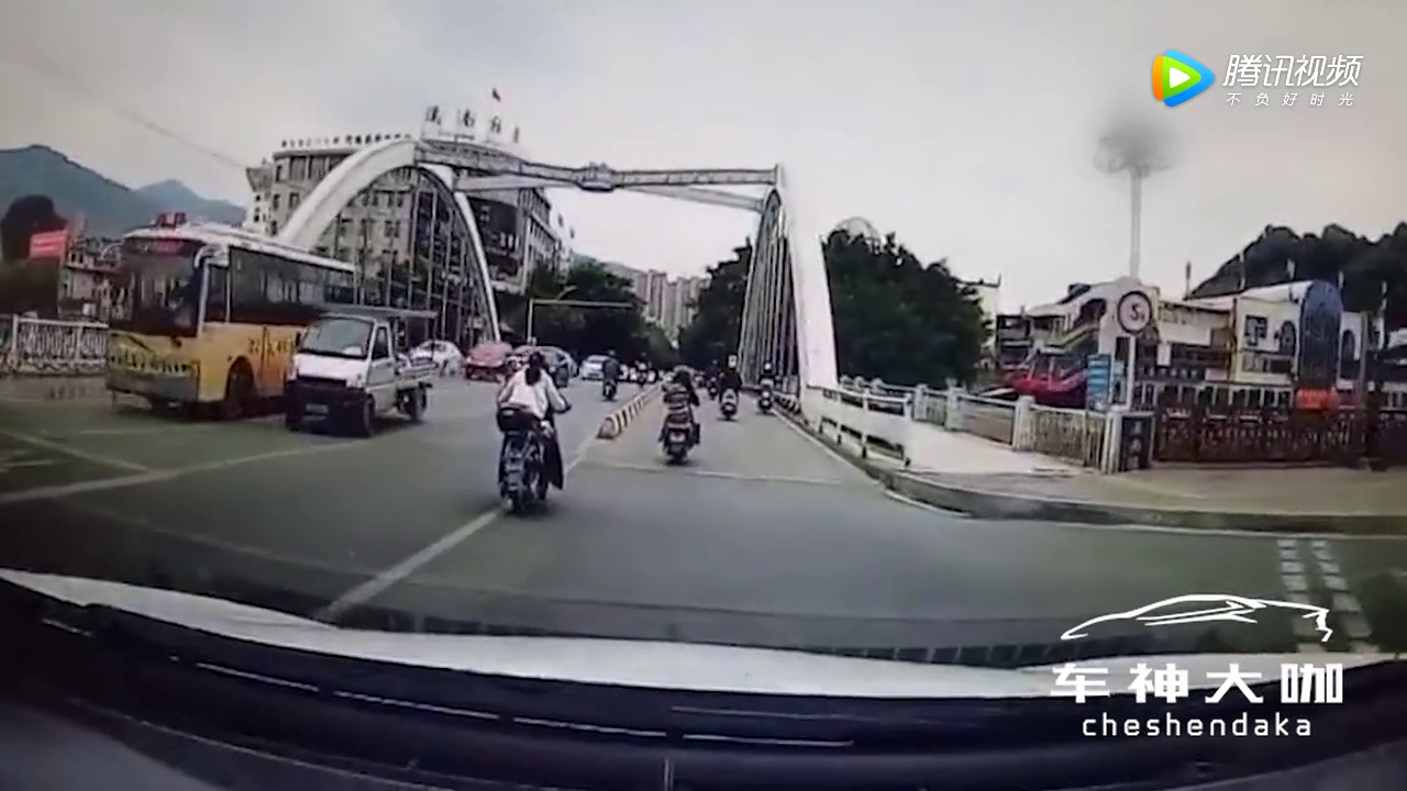 电动车非要走中间，就是这个下场