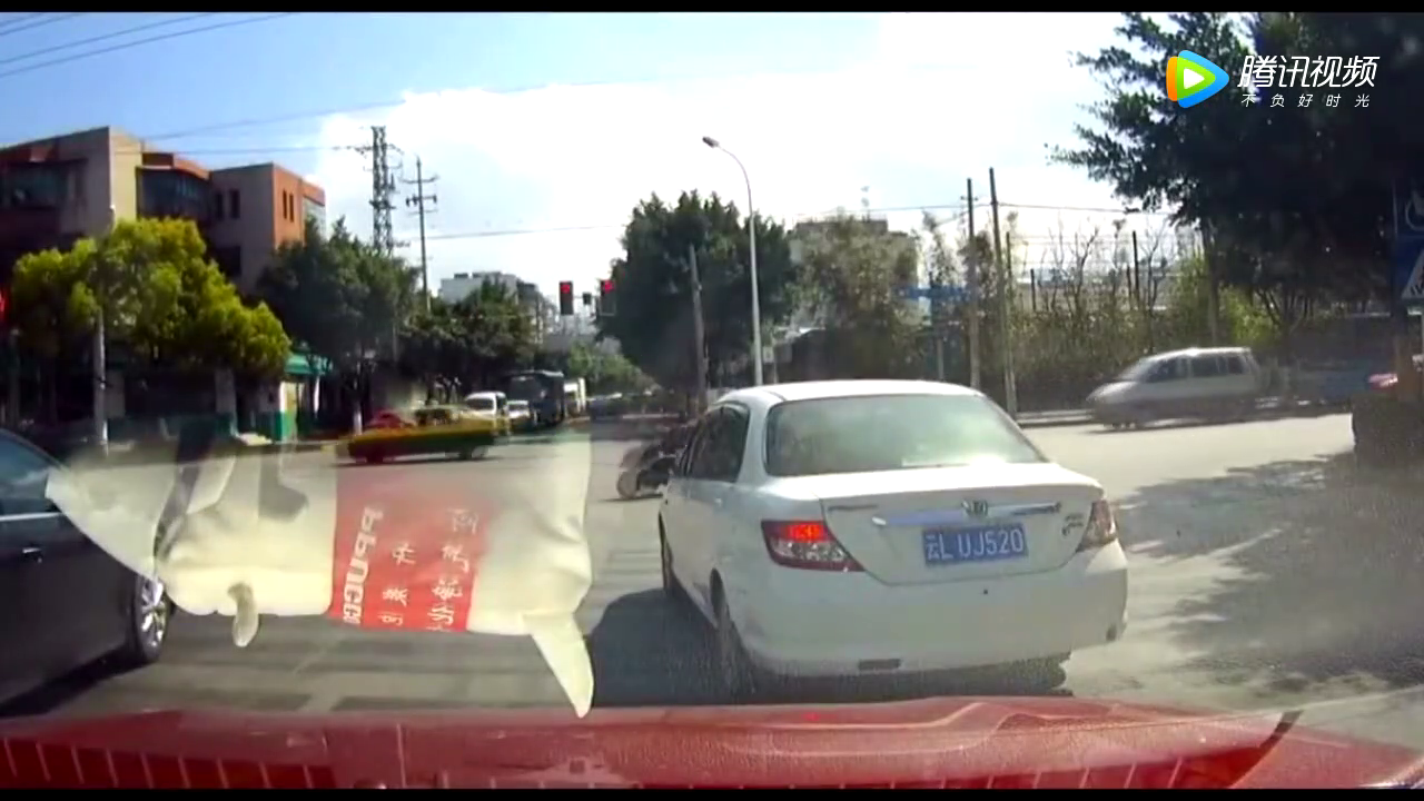 闯红灯的电动车，最终受到了惩罚