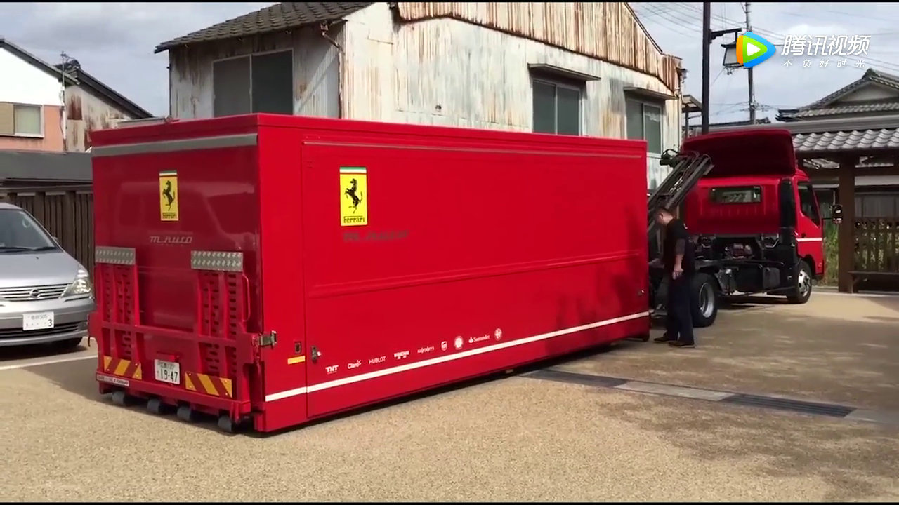 车厢打开的一瞬间，才知道什么是超级跑车，太霸气了！