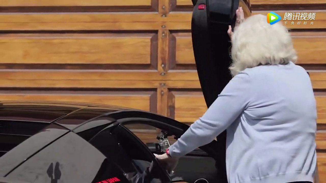 两位老奶奶驾驶一辆兰博基尼超级跑车上街买东西