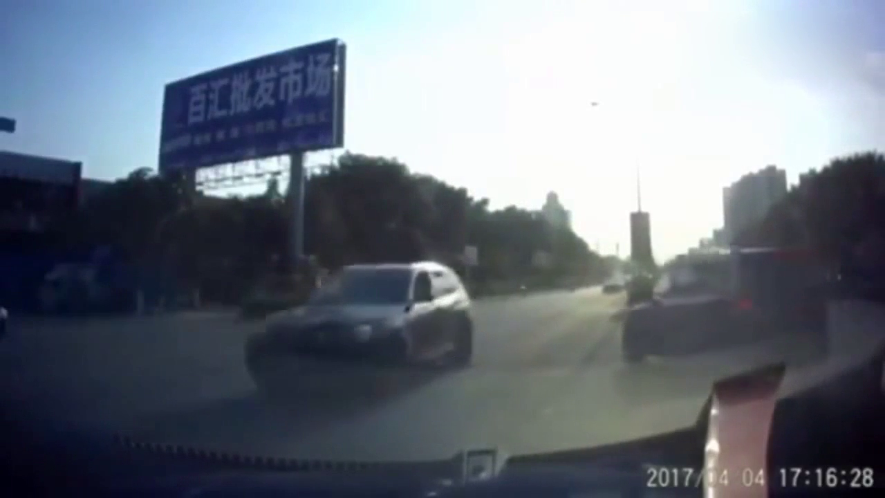 实拍惊险一幕，男子骑电动车横穿马路被撞飞