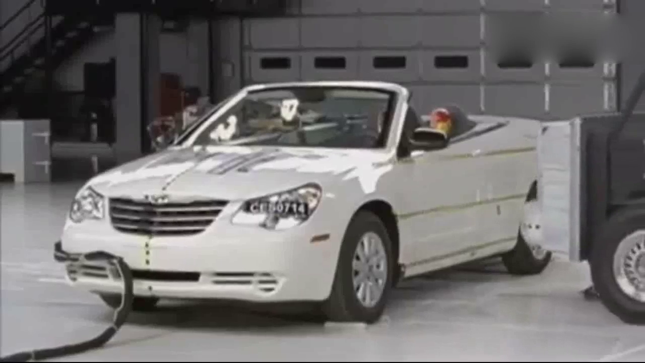 看完克莱斯勒敞篷车的碰撞测试，不免为后座假人默哀一秒