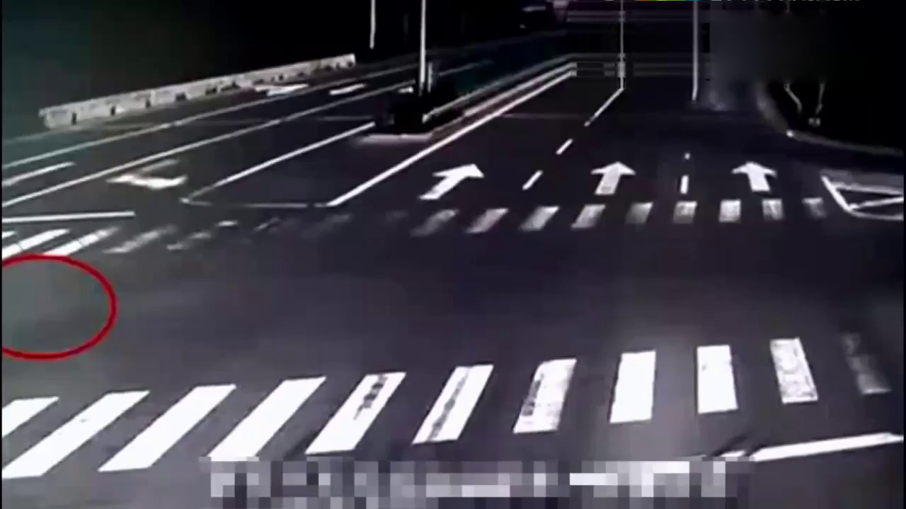 为什么轿车司机都怕电动车？看完电动车被撞瞬间，你就知道了