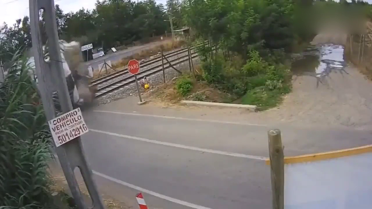 极速“斩首” 铁道路口卡车被火车撞散