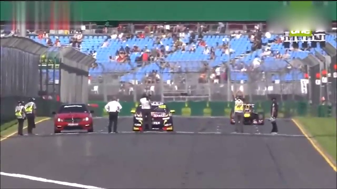 红牛F1 vs V8超级跑车vs C63 让你们先跑一分钟