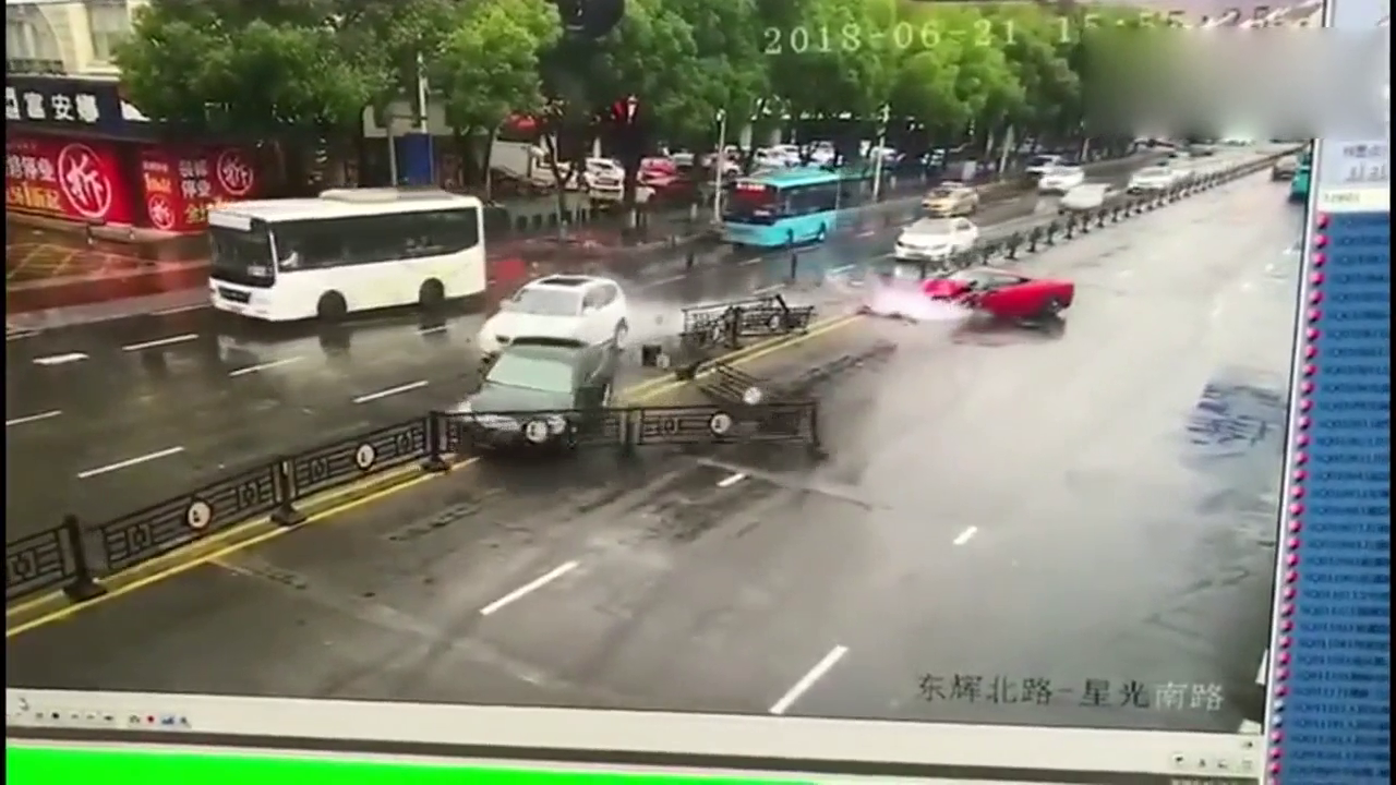 不是亲眼所见都不敢相信，豪华跑车这么脆弱，结局很意外