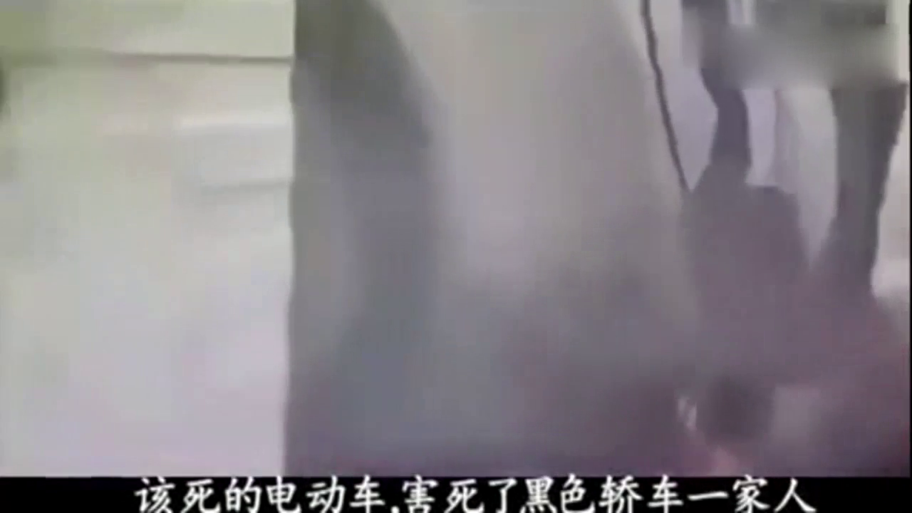 电动车的一个小动作，害了小车一家人，监控拍下揪心的一幕