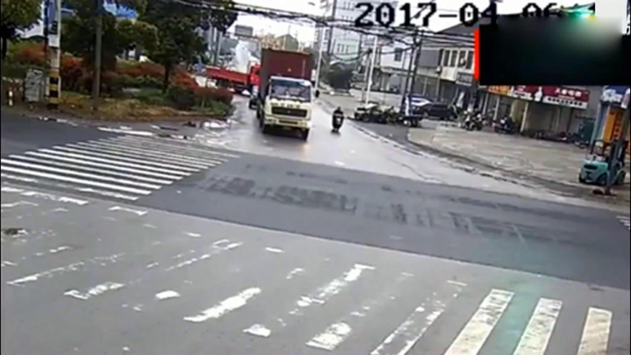 电动车眼看就要被撞飞，监控拍下惊人的一幕