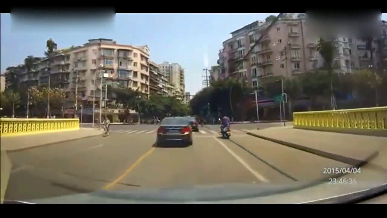 宝马司机好心让了电动车，没想他还是没能逃脱这一劫