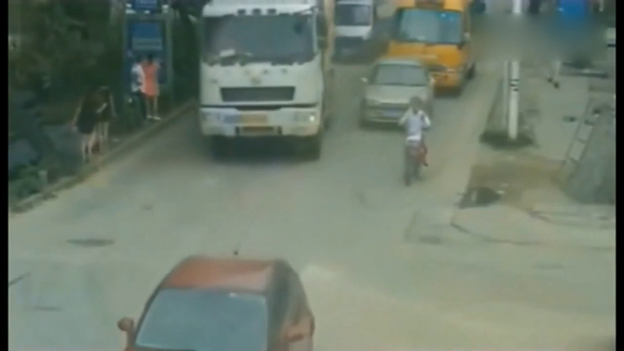 大货车狂按喇叭12秒，电动车依然我行我素，想救已来不及了