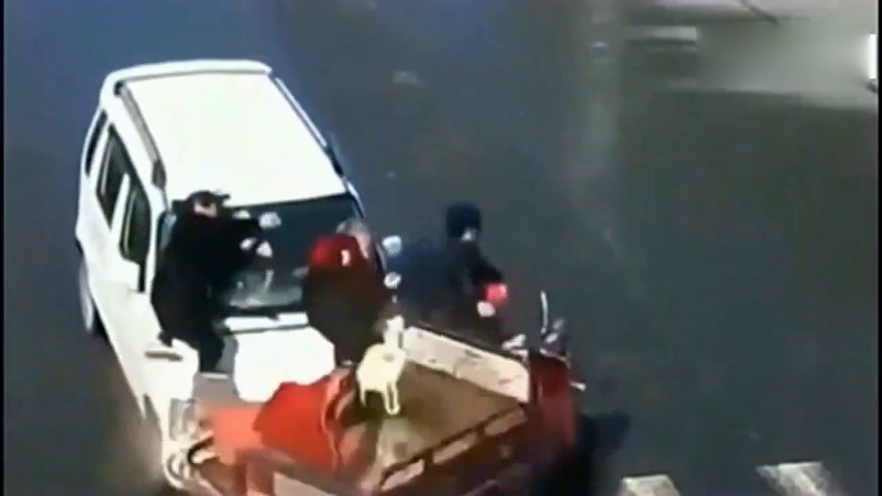 电动车肆无忌惮的被撞飞，是可怜还是活该