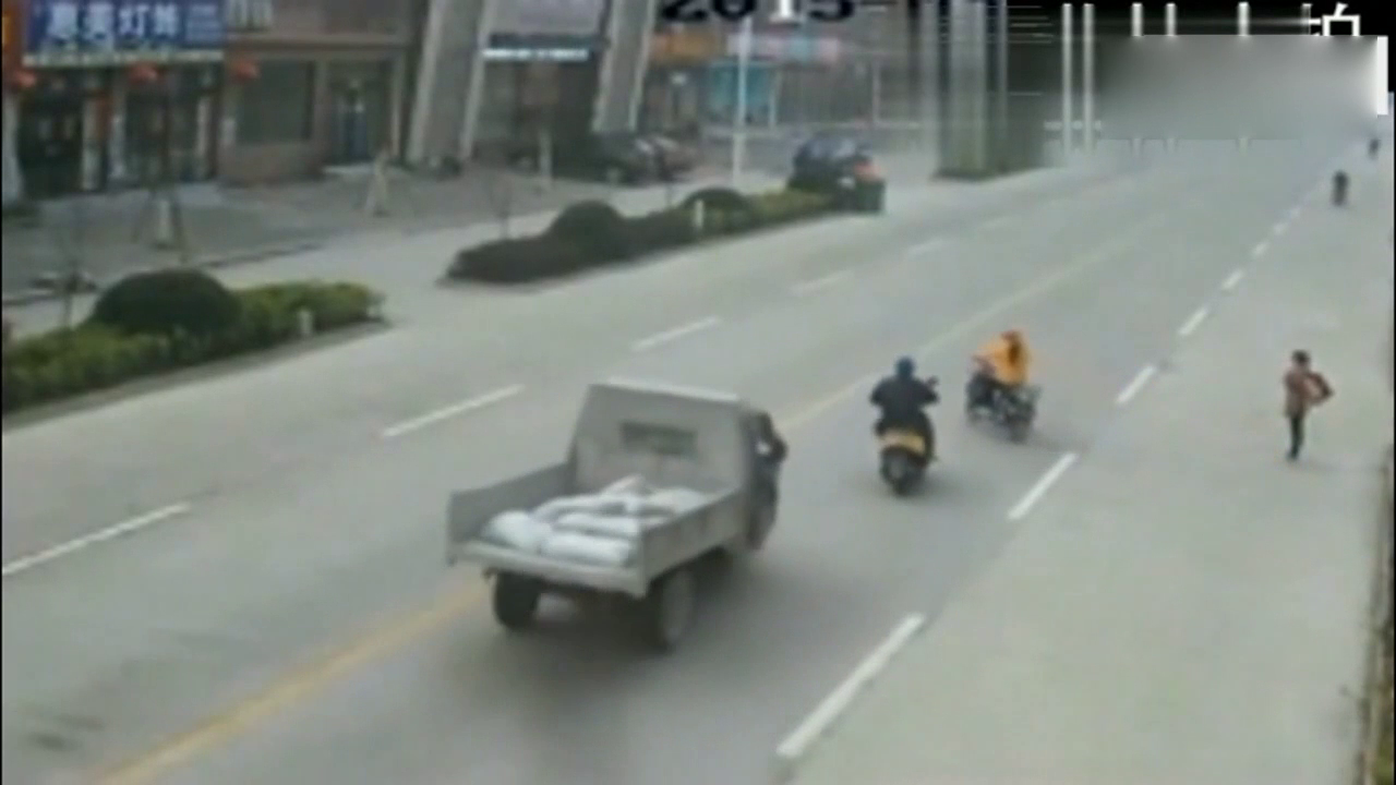 电动车的突然出现，三轮车已经慌了神，可怕一幕