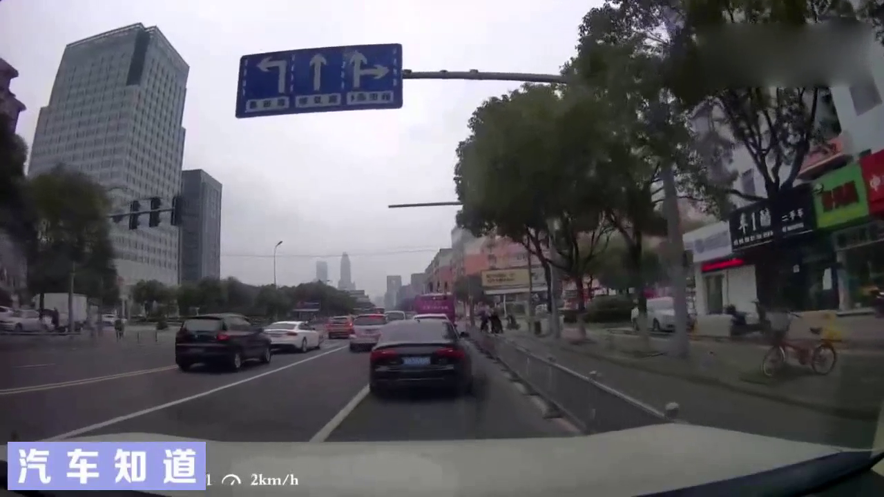 电动车做了一个动作，顺利碰瓷奥迪成功！