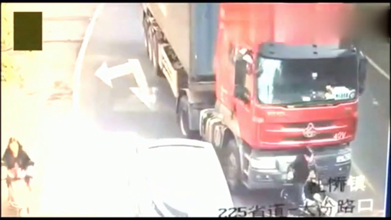 电动车男子被卷入大货车底，接下来一幕万万没想到