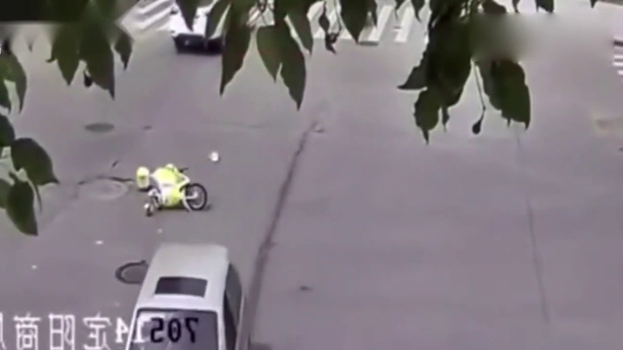 女孩骑电动车闯红灯，结果监控拍下这可怕一幕！