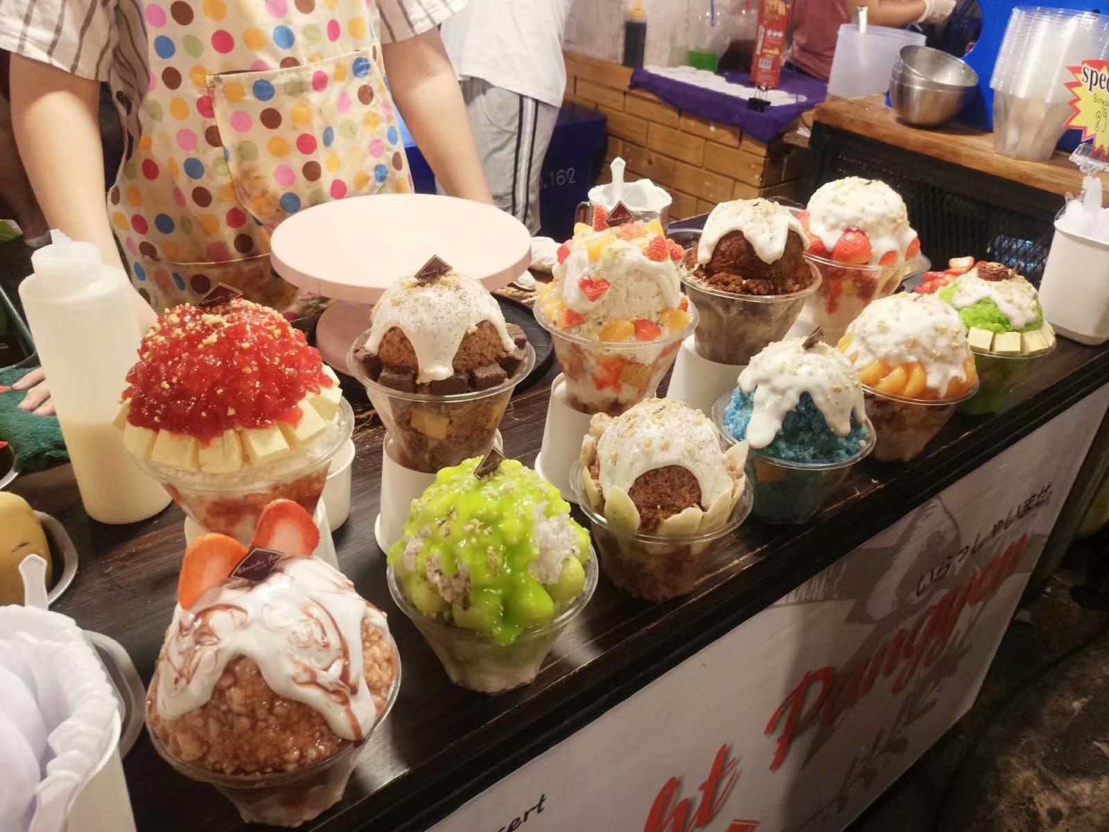 泰国最“性感”的水果刨冰,老板娘比食物更美,看得人比吃的人多