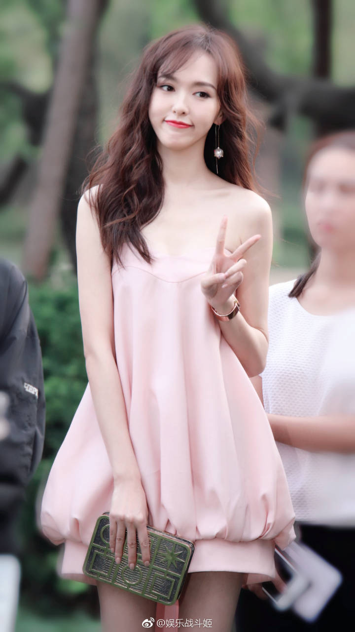 唐嫣 蝴蝶结粉色礼裙 唐嫣在北京出席活动,一袭