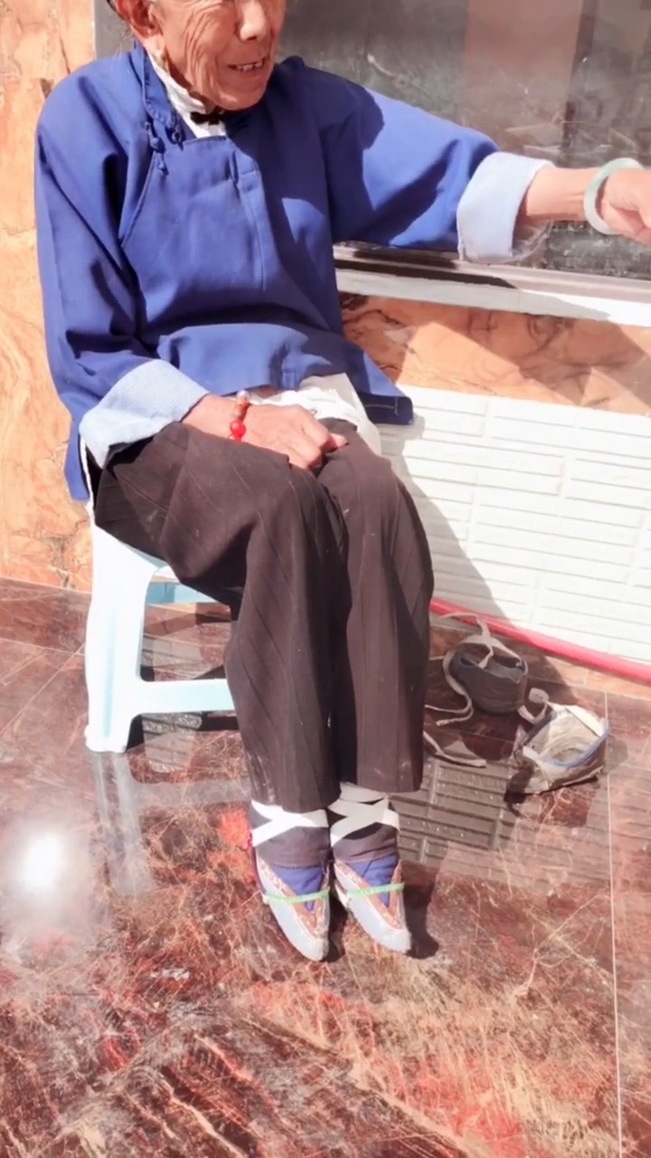 "三寸金莲"的百岁老人,丈夫去世后,再也没有给别人看