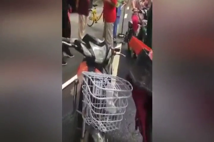 实拍法拉利被电动车挂掉一块大漆 车主称：算了算了