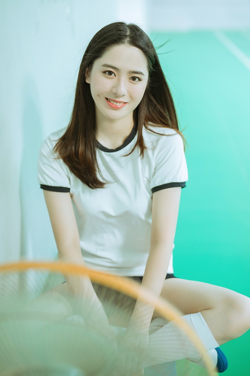 清纯美女v美女:小a美女美女运动装大长腿魅惑写剑桃美女图片